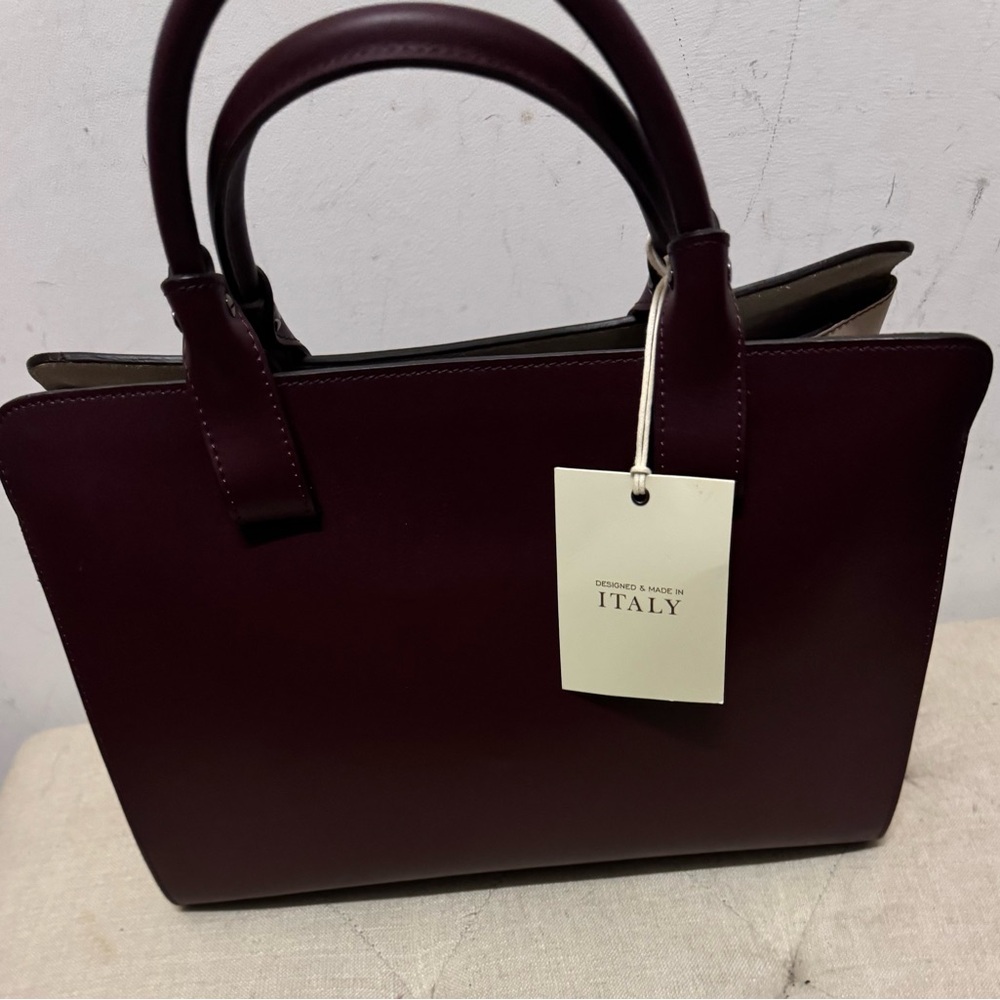 Vittoria Napoli
Cross-body or shoulder bag
Detachable strap
Genuine leather